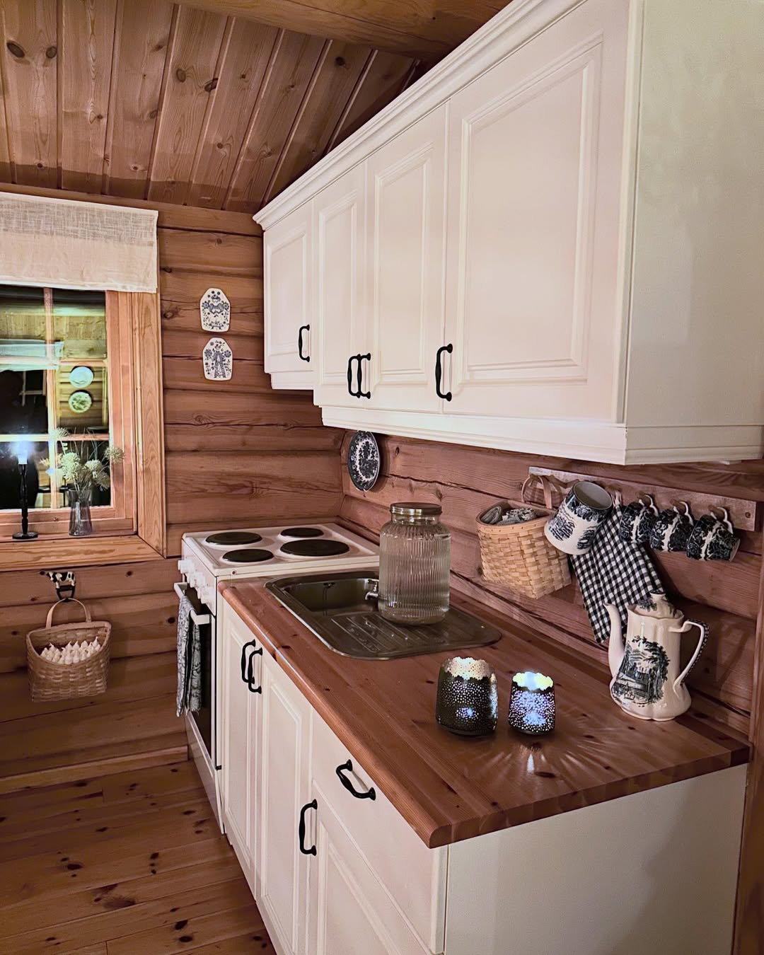 Cabin kitchen built for warm gatherings