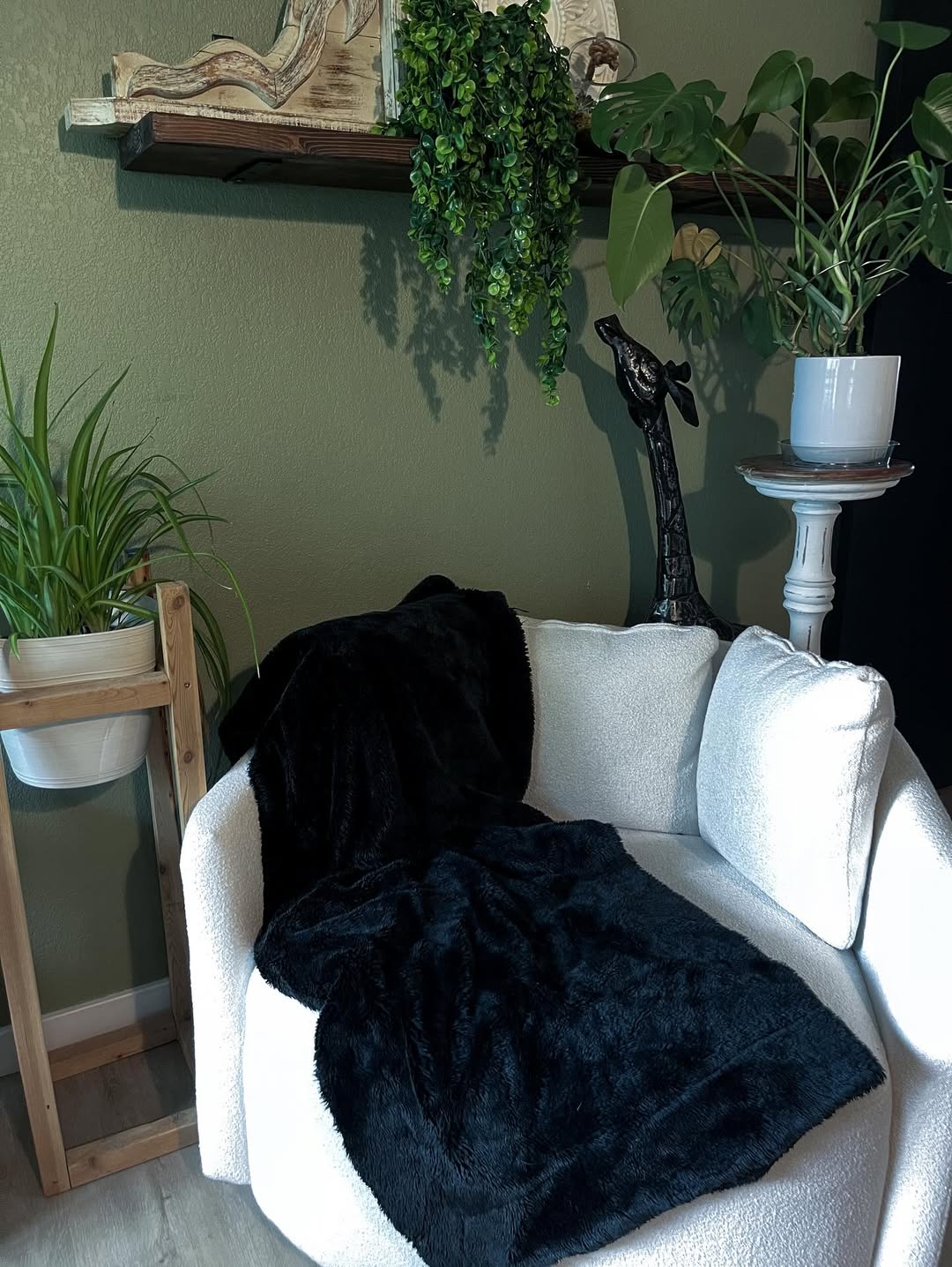 Throws and pillows for reading nook is a must